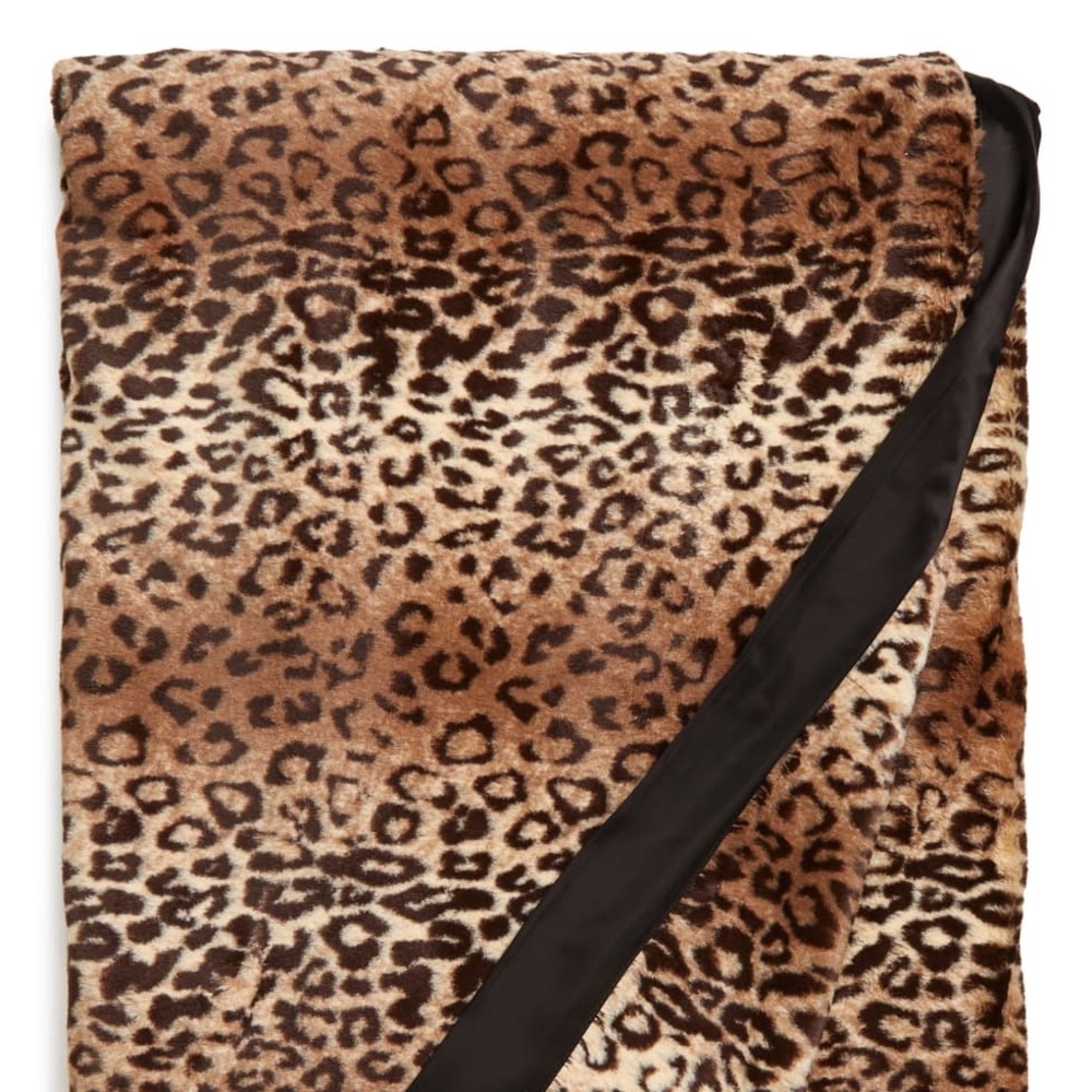 Luxe Espresso Leopard Faux Fur Thr
GIRAFFE AT HOME